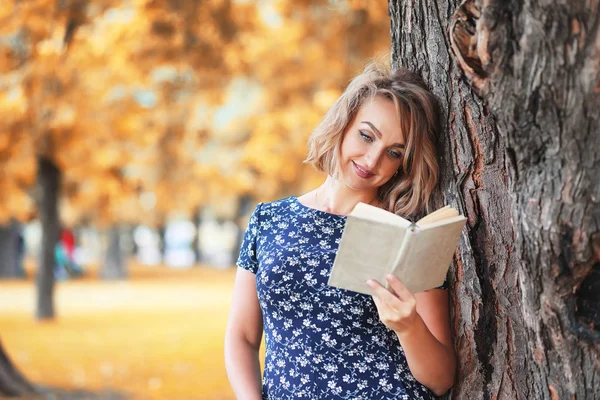 Schöne Mädchen im herbstlichen Park — Stockfoto