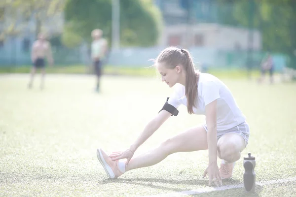 女孩和体育生活方式做锻炼 — 图库照片