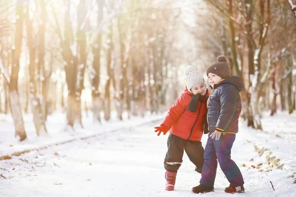 Giochi per bambini nel parco invernale — Foto Stock