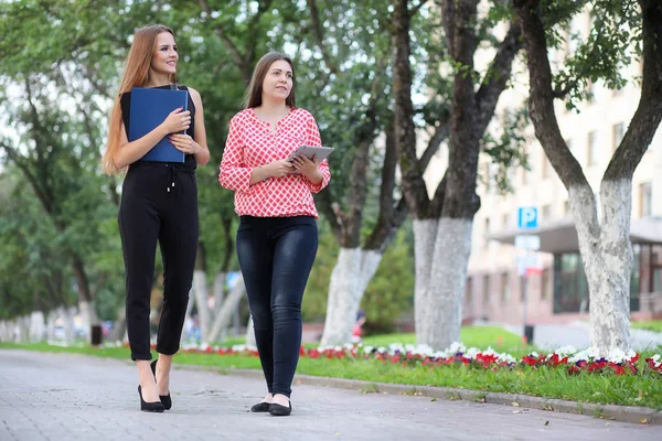 Spotkanie biznesowe dwóch dziewcząt w parku — Zdjęcie stockowe