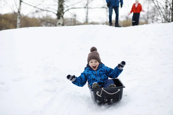 Kinder im Park im Winter. Kinder spielen mit Schnee auf dem Spielplatz — Stockfoto