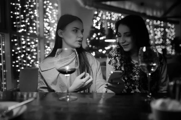 La ragazza di sera in un caffè — Foto Stock