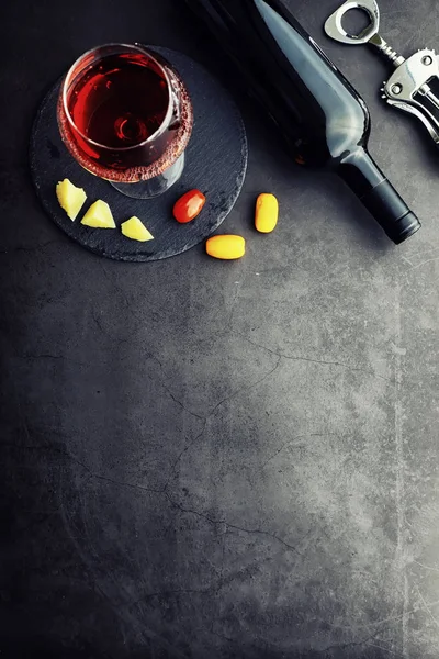 Copa de vino y botella de vino negro. Nueces de queso y tomates para s — Foto de Stock