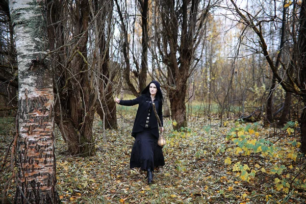 在森林里穿女巫套装的女人 图库图片