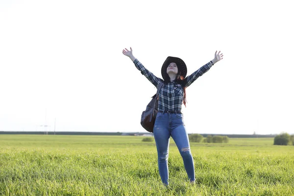 Une fille voyage l'été à la campagne Photo De Stock