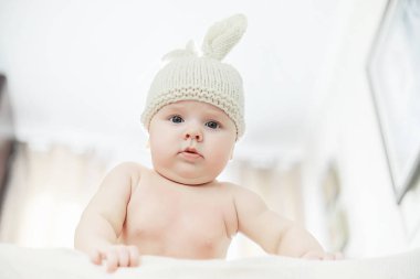 Yeni doğmuş bir bebek yumuşak bir yatakta yatıyor..