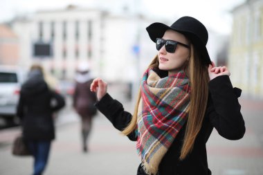 Erken baharda bir yürüyüşe Fransız kadın