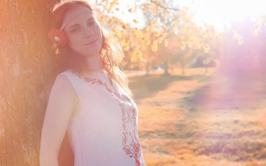 Bir parkta yürümek bir kız. Bahar Kızıl saçlı kız 