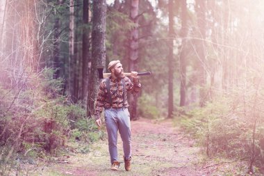 Büyük bir balta ile sakallı bir oduncu 