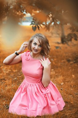 Sonbahar parkında güzel bir kız.