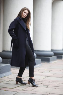 İş merkezinde paltolu güzel kız 