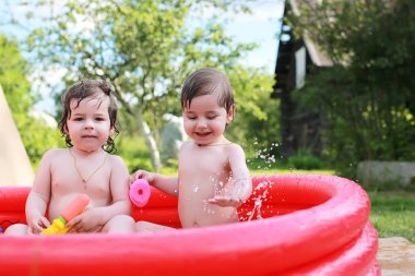küçük çocukların havuzda banyo