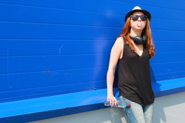 Kız hipster ışık şapka ve güneş gözlüğü üzerinde bir yaz