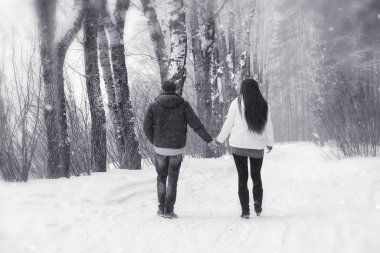 Sevgi dolu bir çift bir kış yürüyüş. Erkek ve kadın bir tarihte