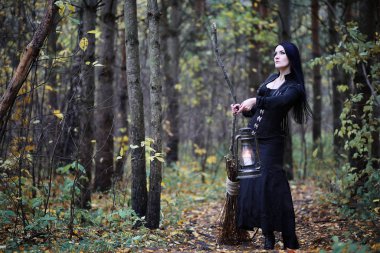 Bir ormandaki cadı elbiseli bir kadın