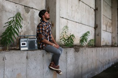 Bir sakallı bir genç adamla