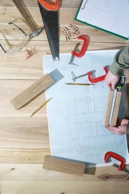 Araçları ve süreç içinde elektrikli testere ile atölye çalışması