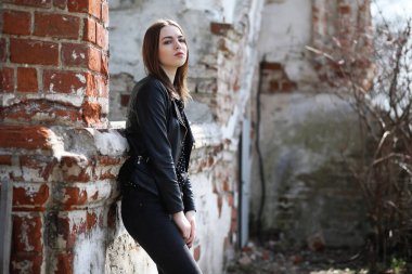 Bahar şehrin içinden bir yürüyüşte kız