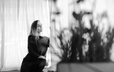 Genç kız evde rahatlatıcı