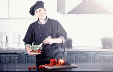 Adam yemek hazırlanıyor gıda sebze mutfak at