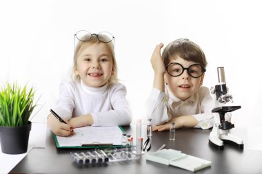 Genç bilim adamları kimyagerler. Doktor, laboratuvar asistanı.