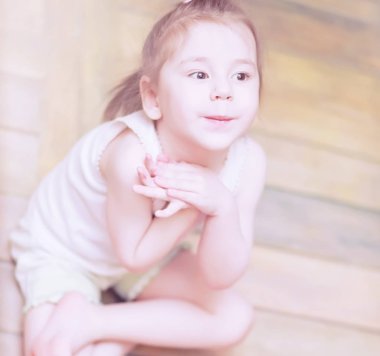 Küçük çocuklar büyük bir kağıda boya