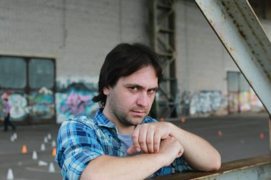 Sanayi bölgesi içinde bir sakallı