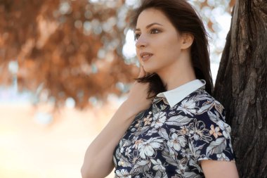 Sonbaharda yürüyüş için güzel bir kız.