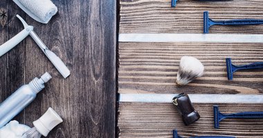 Ahşap dokuda tıraş aksesuarları. Aletler. Sevkiyat