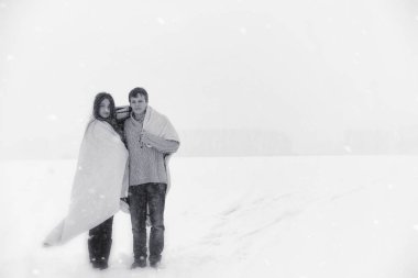 Sevgi dolu bir çift bir kış yürüyüş. Erkek ve kadın bir tarihte