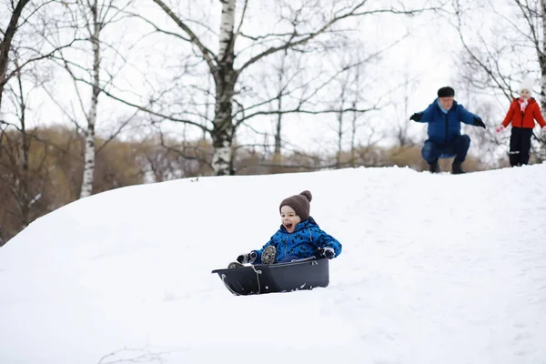 Kinder im Park im Winter. Kinder spielen mit Schnee auf dem Spielplatz — Stockfoto