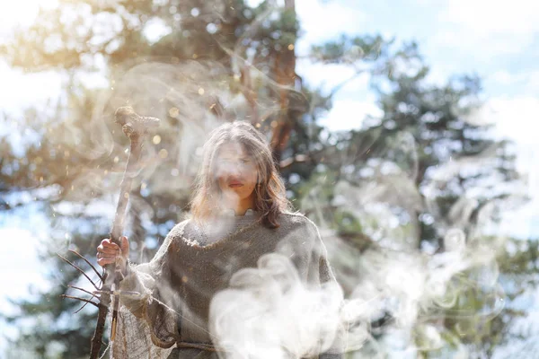Ein Mann in Soutane verbringt ein Ritual in einem dunklen Wald — Stockfoto