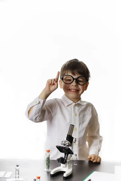 Jóvenes científicos químicos. Doctor, asistente de laboratorio . — Foto de Stock