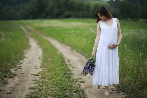 Femme Enceinte Dans Nature Pour Une Promenade Été — Photo