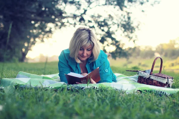 Vrouw lag en gelezen boek zon — Stockfoto