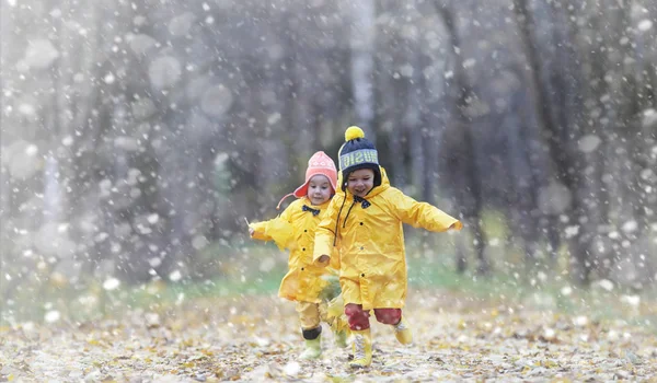 Petits enfants en promenade dans le parc d'automne. Premier gel et le premier — Photo