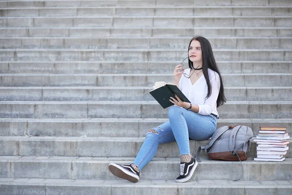 Studentin mit Büchern auf der Straße — Stockfoto