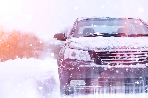 Das Auto steht auf einer schneebedeckten Straße — Stockfoto