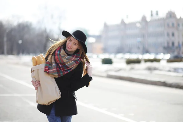 Mujer francesa con baguettes en la bolsa —  Fotos de Stock