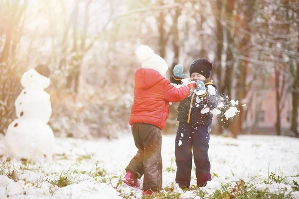 Dzieci w parku zimowym grać — Zdjęcie stockowe
