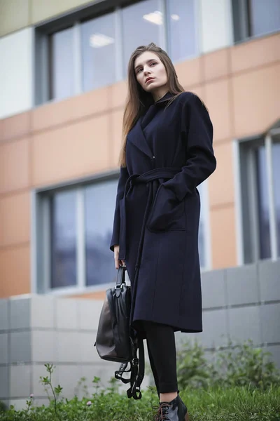 Schönes Mädchen in einem Mantel in der Innenstadt — Stockfoto