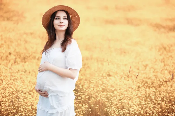 Donna Incinta Natura Una Passeggiata Autunno — Foto Stock