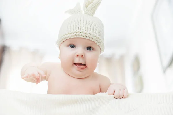 Ein neugeborenes Baby liegt auf einem weichen Bett. — Stockfoto