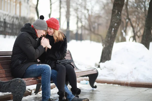 Giovane coppia a piedi attraverso l'inverno — Foto Stock