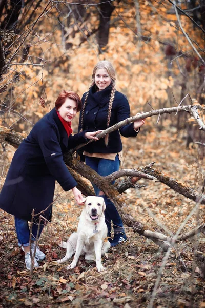 Madre Figlia Adolescente Una Passeggiata Nel Giardino Autunno — Foto Stock