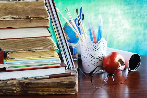 Концепция образования. Куча учебников и книга на столе. — стоковое фото