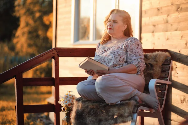 Mujer adulta en un parque de otoño — Foto de Stock