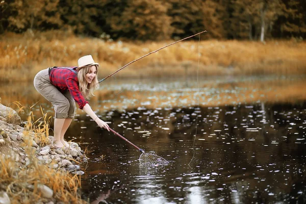 Menina no outono com uma vara de pesca — Fotografia de Stock