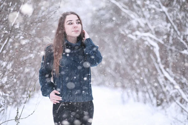 Kış parkında kar yağan bir kız — Stok fotoğraf