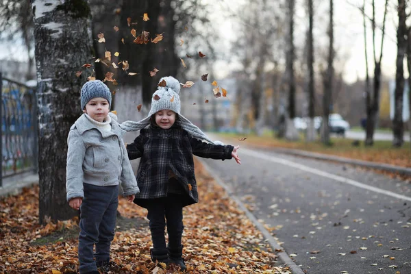 Crianças caminham no parque de outono — Fotografia de Stock